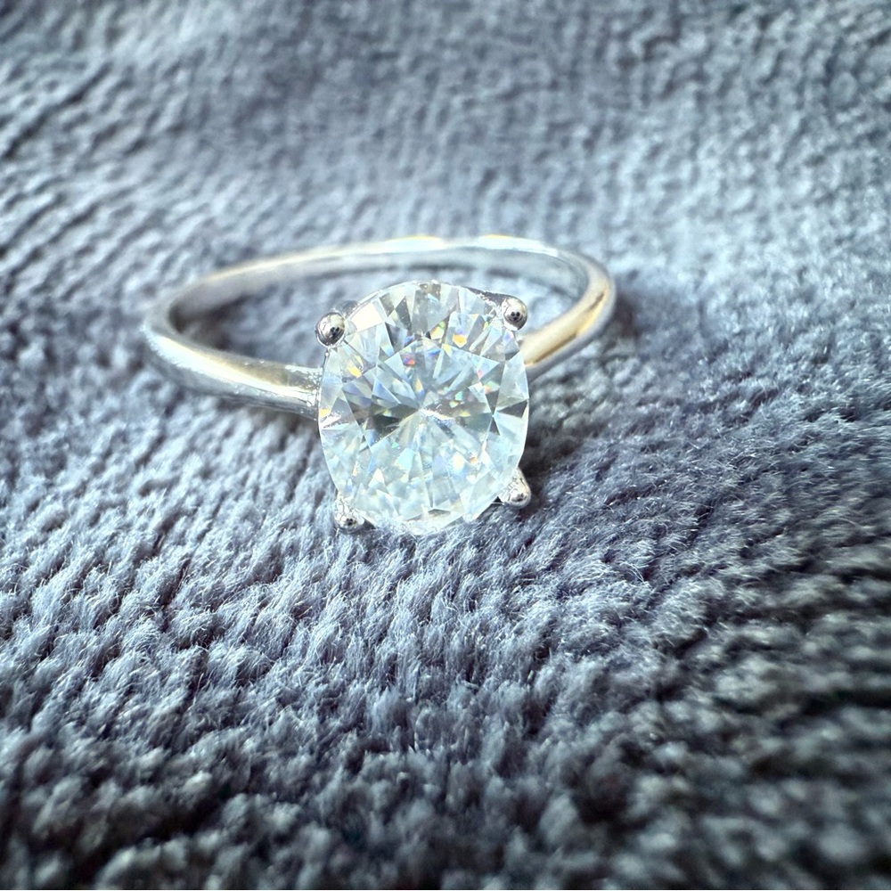 Elegant Silver Ring with Clear Gemstone
